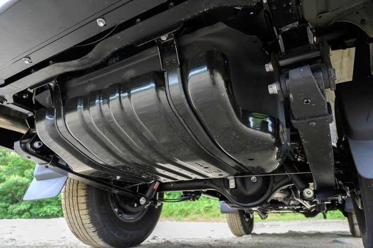 ナナマルのスケールのデカさを示す、腹下の巨大な燃料タンク。その容量は脅威の130リッター！ ナナマルのカタログ燃費は10.1km/リッターなので、計算上は1300km超の距離を無給油で走破できるのだ。