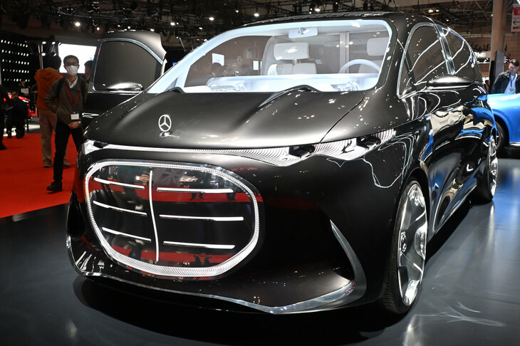 新型「Vクラス」の姿を示唆しているとおぼしき（？）、メルセデス・ベンツのコンセプトカー「ビジョンV」。フロントに大判小判をくっつけるのが、新世代メルセデスのトレンドとなるようだ。