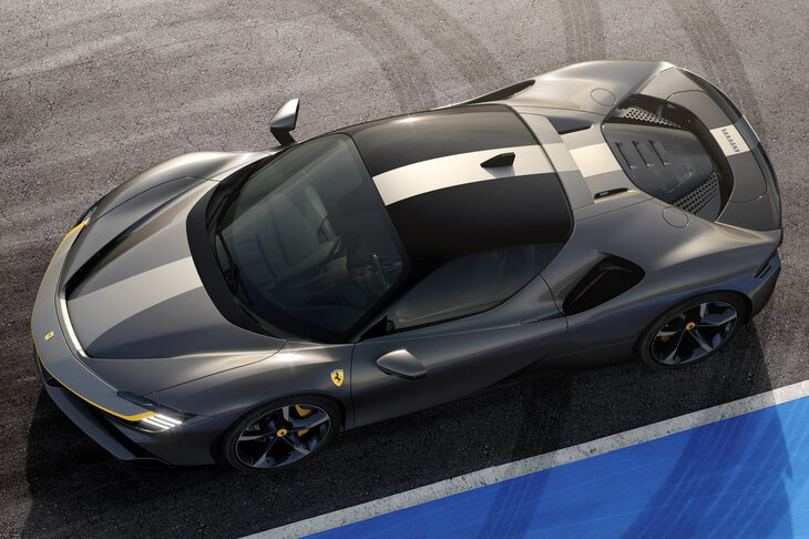 パフォーマンスの面でフェラーリをけん引する「SF90ストラダーレ」。4リッターV8ツインターボに3基のモーターを組み合わせ、最高出力は1000PS、0-100km/h加速2.5秒、最高速340km/hという性能を誇る。