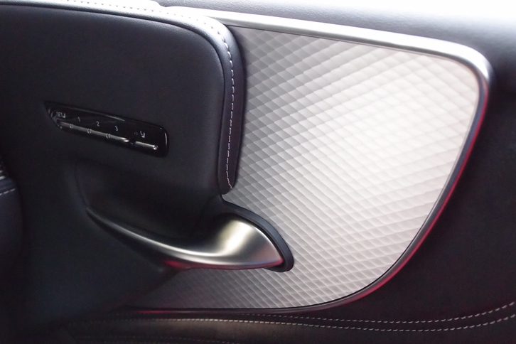 LS500“Fスポーツ”（ドアのオーナメントパネル）