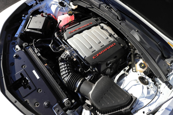 エンジンには6.2リッターV8 OHV「LT1」を採用。上り坂だろうとなんだろうと、アクセルを踏み込むとドライバーの望むままに車体を加速させるトルクレスポンスが爽快だ。