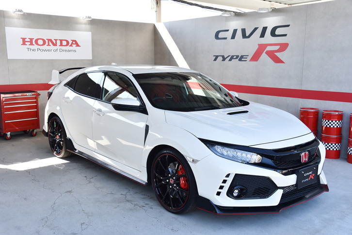 「ハッチバック」と「セダン」のほか、「タイプR」も同時に7月下旬に正式発表されるが、今回は展示のみだった。