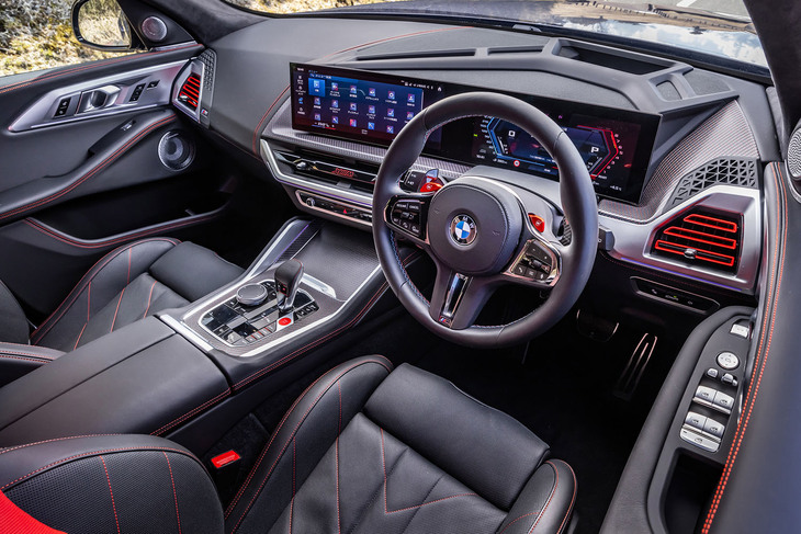 ダッシュボードやセンターコンソール、シート、ドアトリムにあしらわれたステッチに加え、エアコン吹き出し口の加飾がレッドでコーディネートされた「XMレーベル」のインテリア。「Mシグネチャーカーボンファイバートリム」の採用も同モデルの特徴となる。