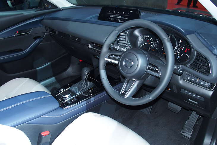 「CX-30」のインストゥルメントパネル。