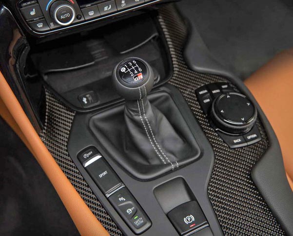 写真のシフトノブは、6段MT仕様の「トヨタ・スープラRZ」のもの。パーキングブレーキは電気式となっている。