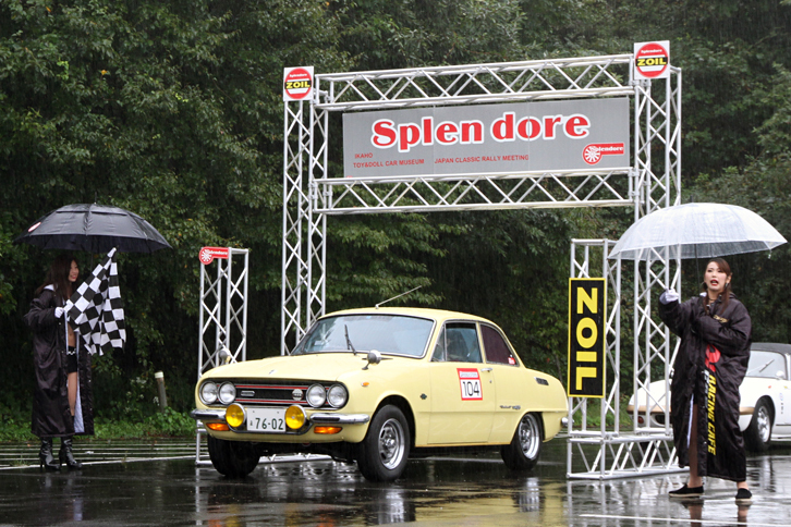 雨の中をスタートしていくB・Cコースの参加車両。これは1970年「いすゞ・ベレット1600GTR」。ちなみにGTRは「GT type R」の略で、ホンダより20年以上前にtype Rを名乗っていたわけだ。