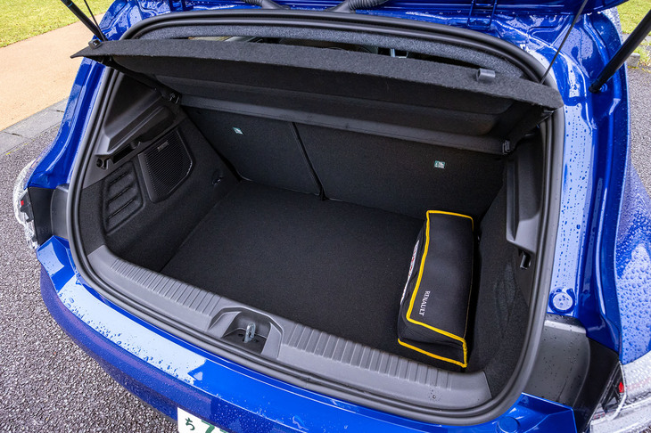 後席使用時の荷室容量は301リッター。荷室の左サイドには、BOSEサウンドシステムの小型サブウーファーが組み込まれている。