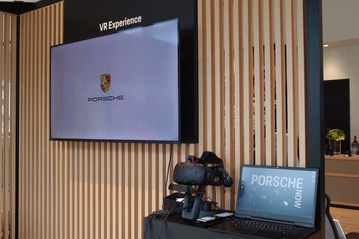 こちらはVR（バーチャルリアリティー）のコーナー。ゴーグルに映し出される映像を通して、ポルシェ車のドライビングを疑似的に体験できる。