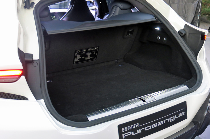 フェラーリ・プロサングエ（ラゲッジスペース）