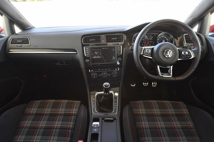 「ゴルフGTI」のインテリア。今回は、2015年9月にデリバリーが始まった、最新世代のMT仕様車をテストした。