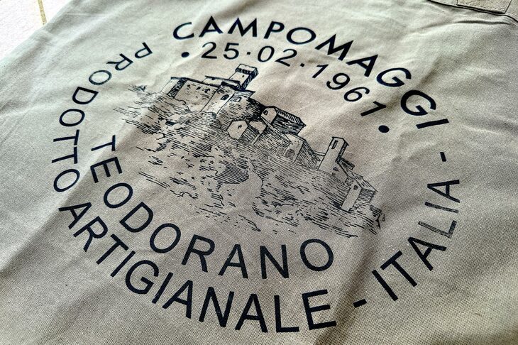 エンブレムの日付と地名は、創設者の誕生日と出身地である。