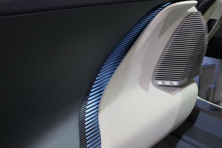 レクサスLFAコンセプト（運転席側ドアパネル）