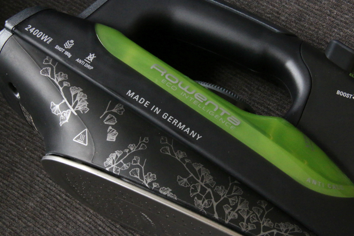 マットブラックにシルバーのプリント模様が特徴のボディー。側面には「ドイツ製」の文字も。