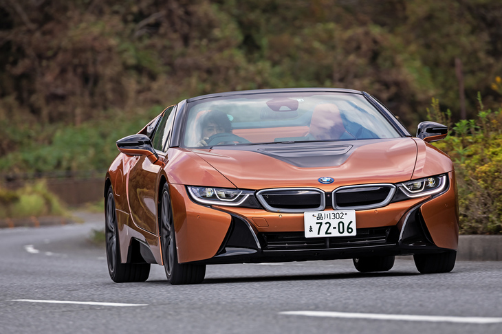 重心高の低い、オン・ザ・レール感覚のコーナリングが味わえる「i8ロードスター」。オープン化に伴うボディー剛性の低下はみられなかった。