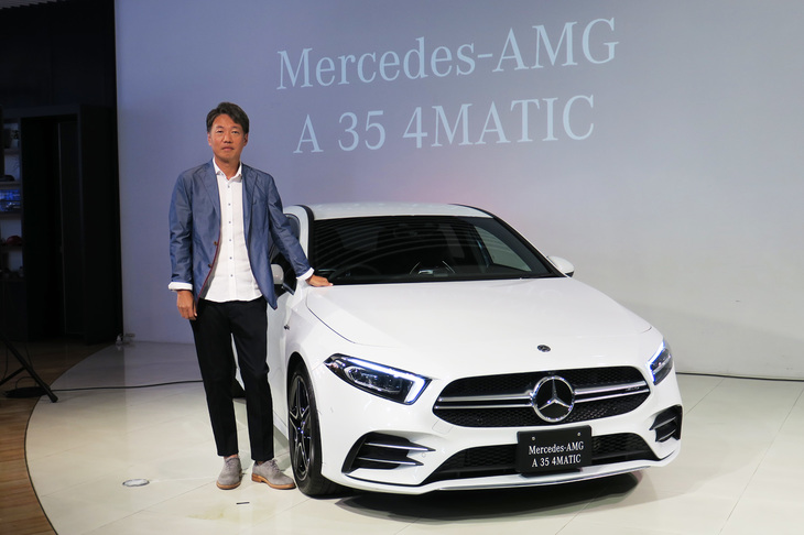 「メルセデスAMG A35 4MATIC」と、メルセデス・ベンツ日本の上野金太郎 代表取締役社長兼CEO。