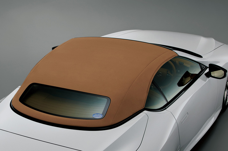 「LC500コンバーチブル」のソフトトップは、サンドベージュ（写真）とブラックの2色が設定されている。