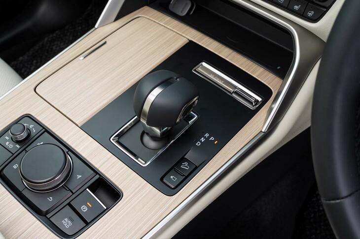 センターコンソールに備わるバイワイヤ式のシフトセレクター。トランスミッションはトルクコンバーターレスのシングルクラッチ式8段ATで、よりスムーズな変速を実現するべくシフト制御が見直された。