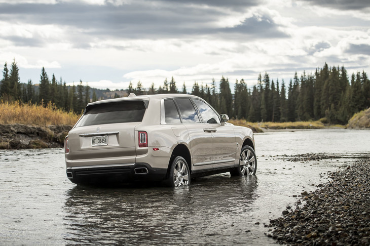 クラス有数のオフロード性能もセリングポイントの「カリナン」。540mmの最大渡河水深が確保される。