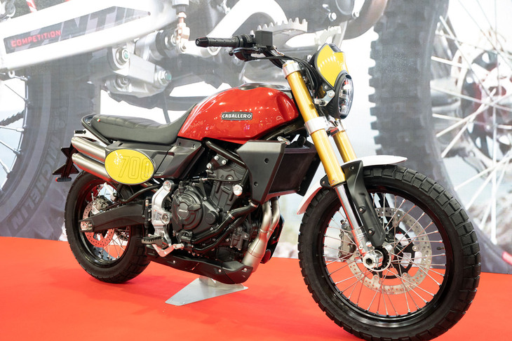 伊ファンティックの、単気筒エンジンを使ったネオレトロなネイキッドモデル群である「キャバレロ」。このファミリーから、ファンティックとして初となる2気筒エンジンを搭載したコンセプトモデルが発表された。それが「キャバレロ700」だ。エンジンはヤマハのネイキッドスポーツモデル「MT-07」に搭載されている、排気量689ccの並列2気筒エンジン。ヤマハが「CP2」エンジンと呼び、MT-07のほか「XSR700」「トレーサー7 GT」「テネレ700」とさまざまなモデルに搭載するエンジンだ。ヤマハは自社用エンジンの開発や製造を行っていたモトミナレッリ社を、2020年にファンティック社に譲渡。その後もファンティックとの協力関係を続けていくと発表していた。これまでもファンティックのオフロードモデルにはヤマハ製エンジン搭載モデルが存在したが、キャバレロブランドのモデルにヤマハのエンジンが搭載されるは初めてとなる。フレームは、キャバレロ700用に開発されたオリジナル。フロント19インチ、リア17インチという、モダンなスクランブラーモデルやフラットトラッカーを展開するキャバレロらしいレイアウトが採用されている。