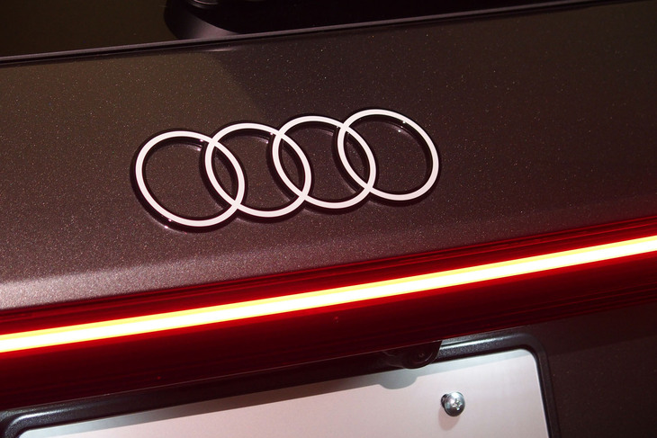 Q6 e-tronクワトロ（リアエンブレム）