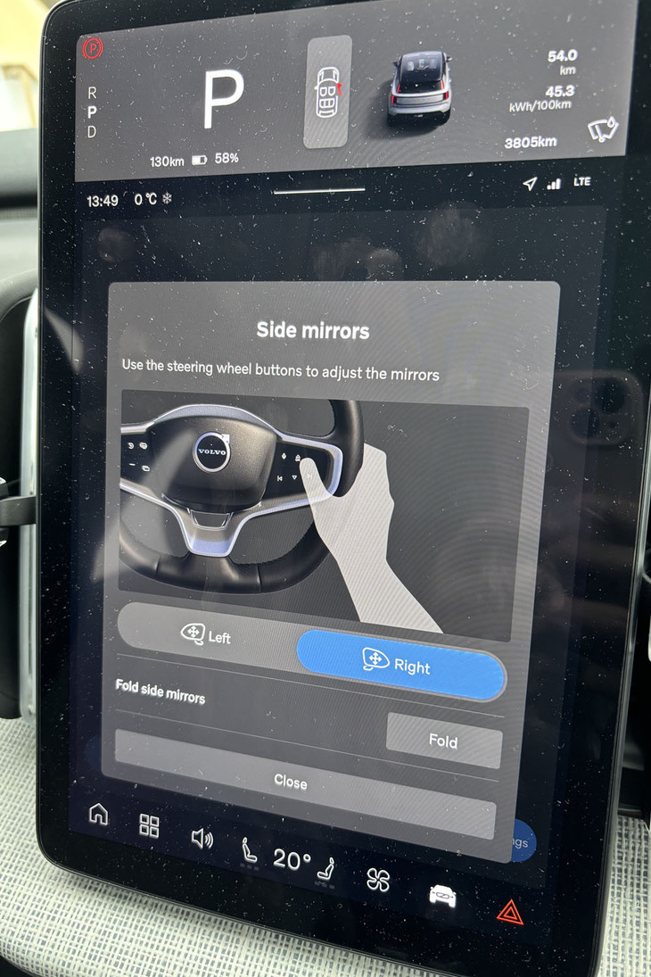 ドアミラーの調整もセンタースクリーンを介して。左右を選んでステアリングスイッチでポジションを合わせる。