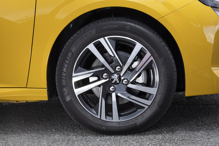 「SOHO」と呼ばれる「208アリュール」に標準装備される16インチアルミホイール。今回の試乗車には195/55R16サイズの「ミシュラン・プライマシー4」タイヤが組み合わされていた。