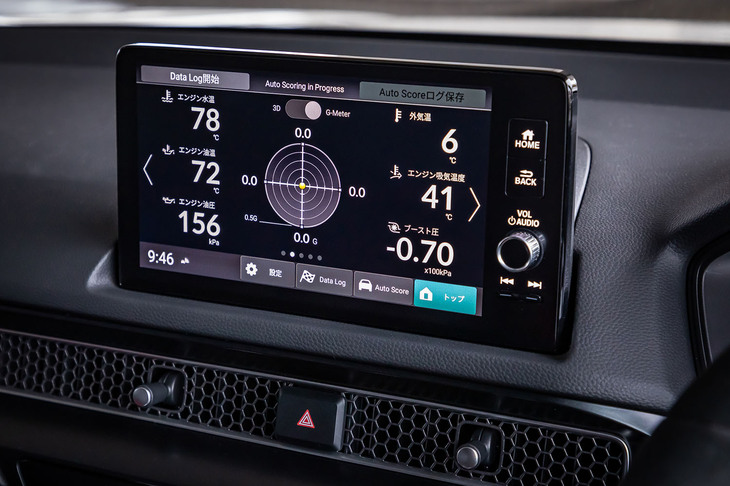 車両のさまざまな走行情報を表示できるパフォーマンスモニターが標準で装備されている。写真はGメーターを選択した様子。計器表示は、エンジンの水温や油温、油圧、吸気温度など12項目のなかから6項目が選べる。