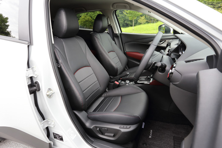 シートは合成皮革とクロスのコンビタイプ。テスト車にはオプションのメモリー機構付きパワーシートと前席シートヒーターが装備されていた。