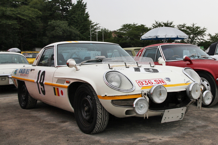 1971年「マツダ・コスモスポーツ」。ニュルブルクリンク北コースを84時間走り続ける過酷な耐久レースであるマラソン・デ・ラ・ルートで、68年に4位に入賞したワークスマシンのレプリカ。