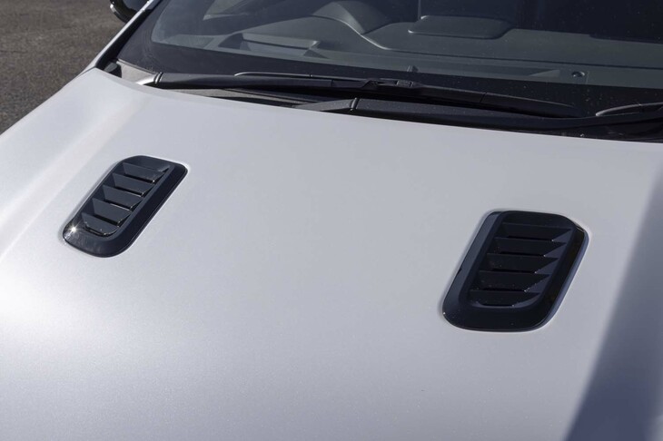 ボンネットにはエアアウトレットを装備。見せかけではなくきちんとエンジンルームとつながっている。