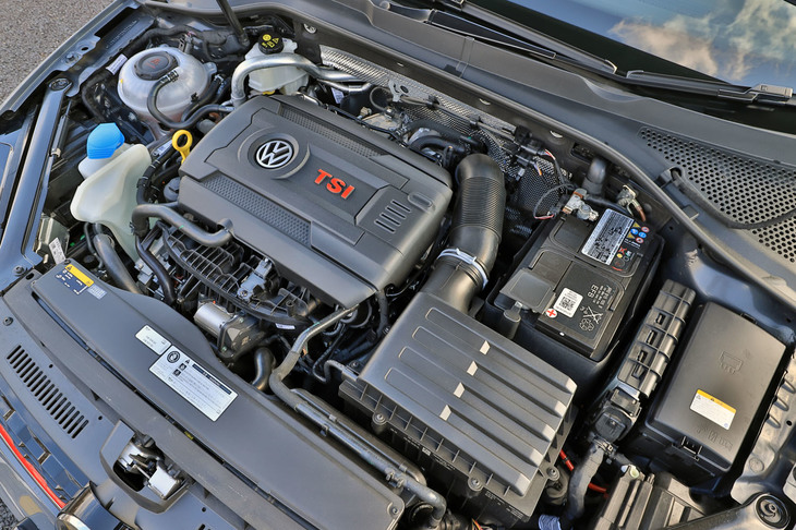 搭載される2リッター直4ターボエンジンは、ベースとなった「GTI」比で最高出力は60PSアップの290PS、最大トルクは30N・ｍアップの380N・m。これは日本に導入された歴代GTIで最高峰となるスペックである。