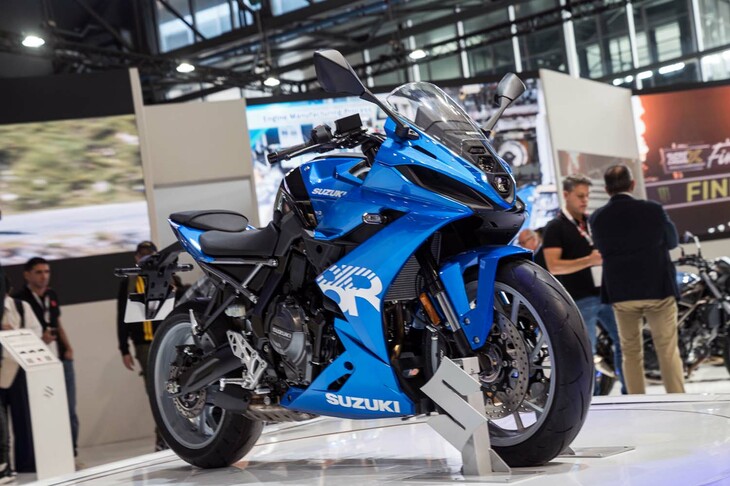 スズキが発表したミドルクラスのスポーツモデルが「GSX-8R」だ。2022年のEICMAで発表した2気筒スポーツネイキッド「GSX-S8」のフルカウルスポーツ版と紹介したほうが分かりやすいだろう。GSX-8S は、「Vストローム800」と車体の基本骨格を共有したモデル。そもそも単一フォーマット・マルチアウトプットを念頭に置き基本設計がなされたのであろうが、その展開の速さにスズキの本気を感じる。