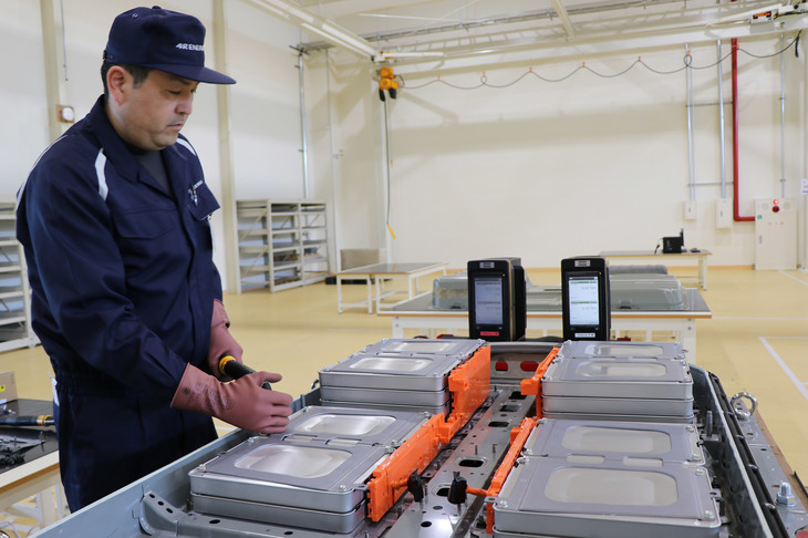 使用済みのバッテリーを分解するフォーアールエナジーの従業員。
