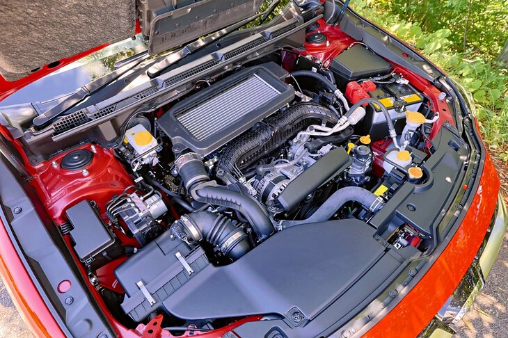 エンジンの種類は1.8リッター水平対向4気筒ガソリンターボのみ。よりパワフルな2.4リッターターボの設定はない。