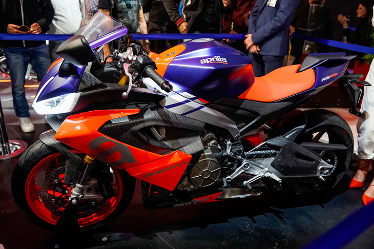 2018年のEICMAで大いに話題となった、並列2気筒エンジンを搭載した「RS660コンセプト」の市販化バージョン、それが「RS660」。コンセプト時とほとんど変わらぬスタイリングとディテールが見て取れる。ただし、バフ仕上げされていたコンセプトモデルのフレームやスイングアームは、いかにも量産車的な梨地の表面仕上げとなっていた。最高出力は100hp。169kgの軽量な車体と合わせれば、そのパフォーマンスは数字以上のものとなるだろう。