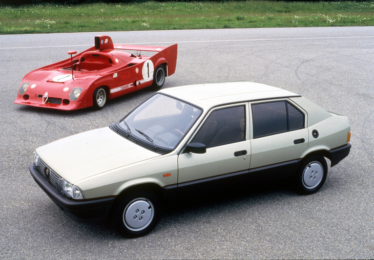 1983年に登場した「アルファ・ロメオ・アルファ33」と、その名の由来となった「T33 TT12」。3リッターフラット12を積んだ33 TT12は、1975年の世界メイクス選手権で破竹の7連勝を挙げてタイトルを獲得した。