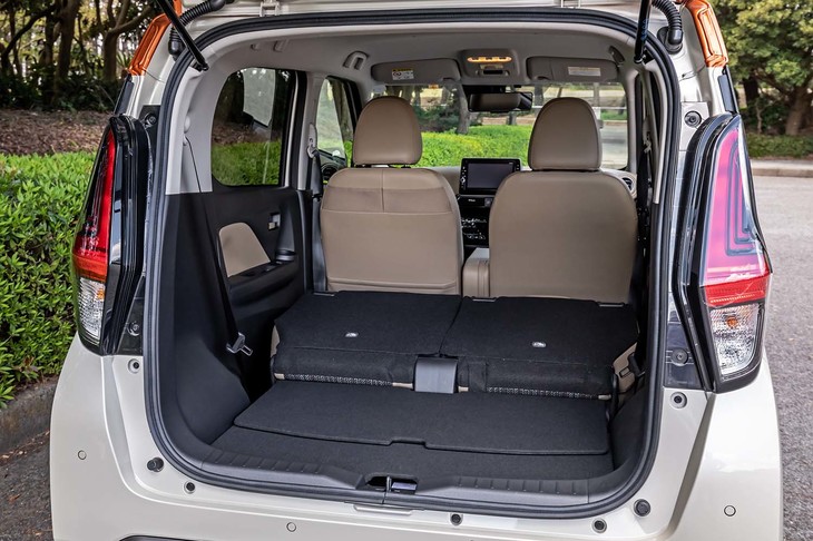 50：50の分割可倒式となる後席の背もたれ。左右それぞれに備わるレバーを引き、荷室側からもワンアクションで背もたれを倒せる。