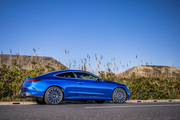 ボディーサイズは全長×全幅×全高＝4850×1860×1420mmで、ホイールベースは2865mm。ボディーサイドではショルダーラインに沿って伸びる前後2本のプレスラインが目を引く。