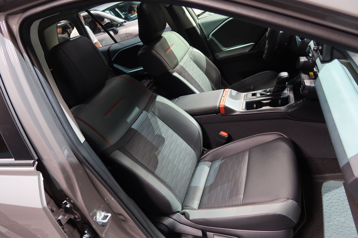 トヨタRAV4アドベンチャー（フロントシート）