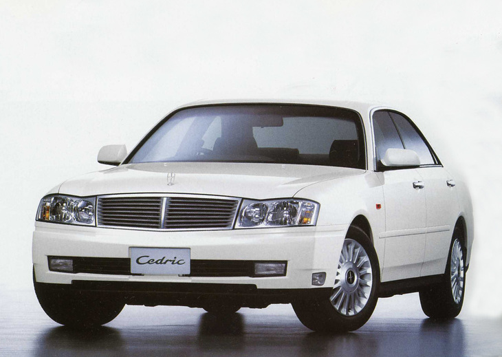 日産最後のハードトップとなった「セドリック300LV」（Y34）。姉妹車の「グロリア」とともに1999年にデビューし、2004年に販売終了。営業車（タクシー）用の「セドリック セダン」を除き、この世代を最後にセドリック／グロリアは消滅した。