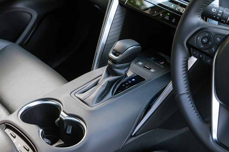 「馬の鞍（くら）」がモチーフとされるセンターコンソールは滑らかな曲線で構成されるのが特徴だ。