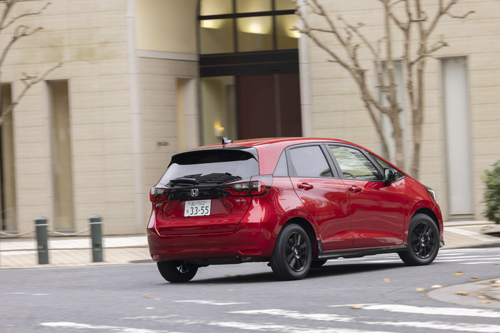 衝突被害軽減ブレーキや渋滞運転支援機能などの基本的な先進運転支援装備はすべて標準で備わる。マルチビューカメラとブラインドスポットモニター、後退出庫サポートはセットで10万5600円のオプションだ。