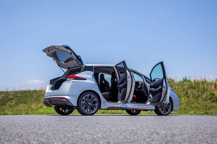 「日産リーフNISMO」のボディーサイズは全長×全幅×全高＝4510×1790×1570mm、ホイールベース＝2700mm。車重は1520kgと発表されている。ルーフアンテナの仕様変更に伴い、車高が従来型よりも20mm高くなった。