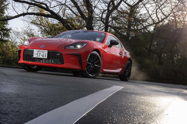 【トヨタGR86 RZのスペック】
	ボディーサイズ：全長×全幅×全高＝4265×1775×1310mm／ホイールベース：2575mm／車重：1270kg／駆動方式：FR／エンジン：2.4リッター水平対向4 DOHC 16バルブ／トランスミッション：6段MT／最高出力：235PS（173kW）/7000rpm／最大トルク：250N・m（25.5kgf・m）/3700rpm／タイヤ：（前）215/40R18 85Y／（後）215/40R18 85Y（ミシュラン・パイロットスポーツ4）／燃費：11.9km/リッター（WLTCモード）／価格：334万9000円
	
	【取材時の燃費データ】
	テスト距離：265.4km（市街地1：高速道路7：山岳路2）／使用燃料：24.6リッター（ハイオクガソリン）／参考燃費：10.8km/リッター（満タン法）／10.9km/リッター（車載燃費計計測値）