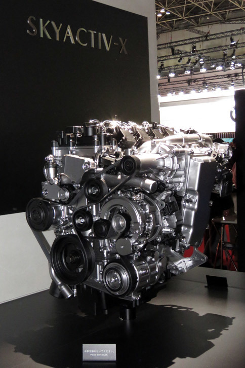 新世代ガソリンエンジン「SKYACTIV-X」。