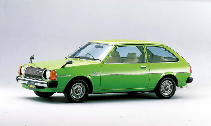 1977年に登場した4代目「ファミリア」。ボディーは3ドア（写真）および5ドアのハッチバックがあり、1.3リッター直4 SOHC（後に1.4リッターも追加）エンジンで後輪を駆動する。