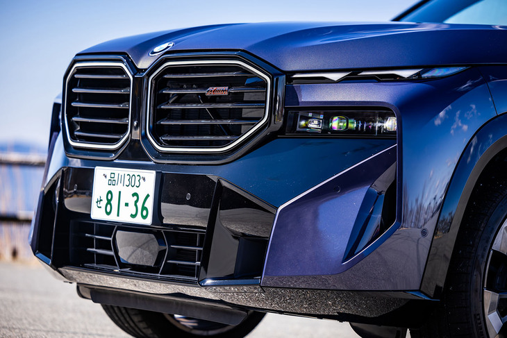 フロントに巨大なキドニーグリルが鎮座。その両側に細いつり目のLEDランプを配置している。グリル内に備わる「XM」のエンブレムは、レッドのアクセントカラーが用いられた「レーベル」専用アイテムになっている。