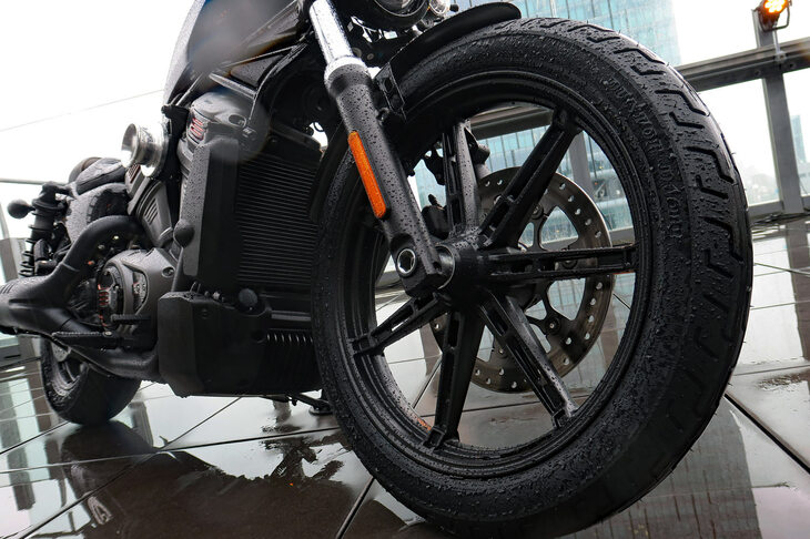 ハーレーダビッドソン・ナイトスター（フロントタイヤ＆ホイール）