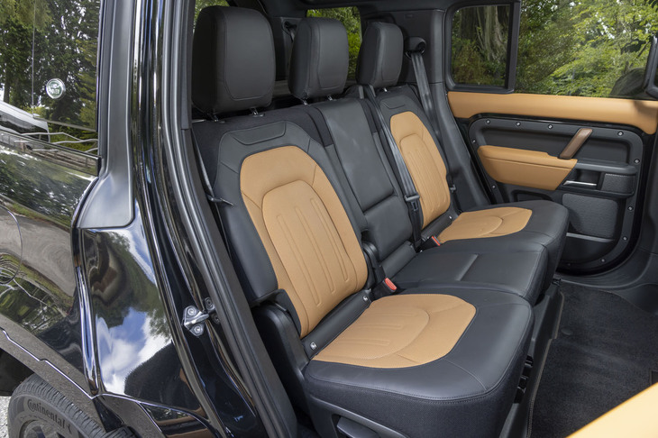 ビンテージタンとエボニーのコンビネーション表皮が採用された「ディフェンダー110 X D300」の2列目シート。2列目シートのレッグスペースは、3列目シート（オプション）を装備するモデルが975mm、3列目シートの非装備モデルが992mm確保されている。