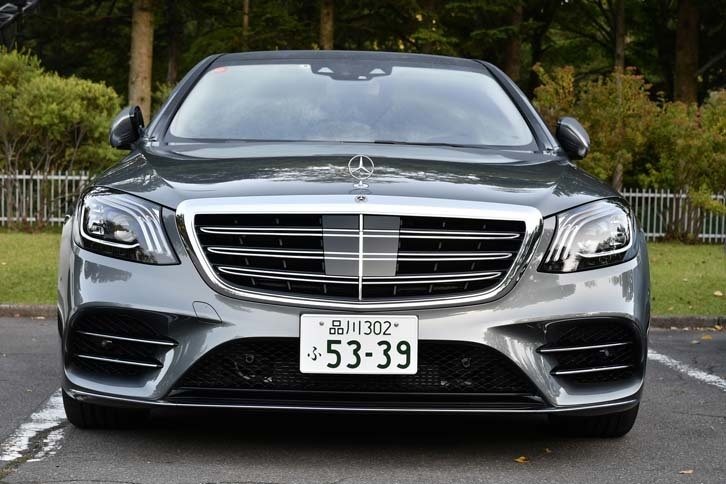 従来型よりもダイナミックさを増したフロントマスク。ヘッドランプの内部に通された、3本の光ファイバーが特徴的。